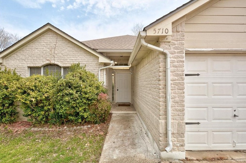 5710 Lark Creek Dr, Austin TX  78744-4036 exterior