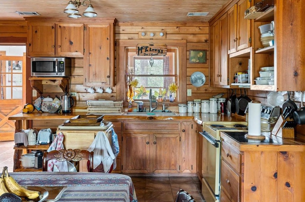 2195 Old Stagecoach Rd, Uhland TX  78640-5671 exterior