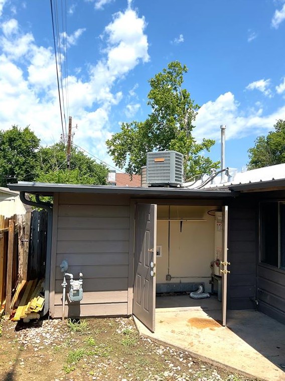 6908 Circle S Rd, Austin TX  78745-6661 exterior