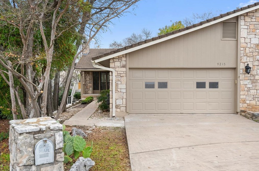 9215 Knoll Crest Loop, Austin TX  78759-7133 exterior