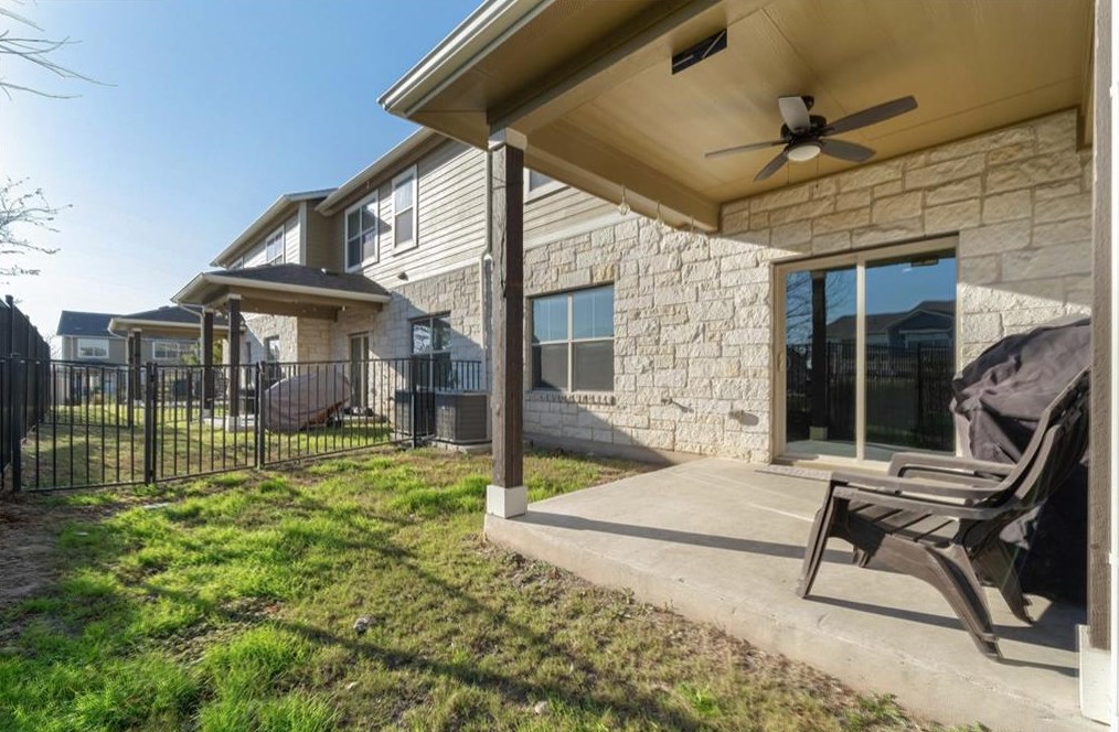 516 Slaughter Ln, Austin TX  78744-1661 exterior