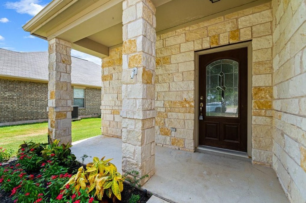 104 Falcon Ln, Leander TX  78641-1879 exterior