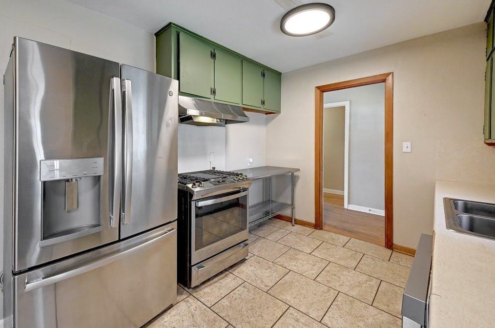 1304 Hillcrest Dr, Austin TX  78723-1848 exterior