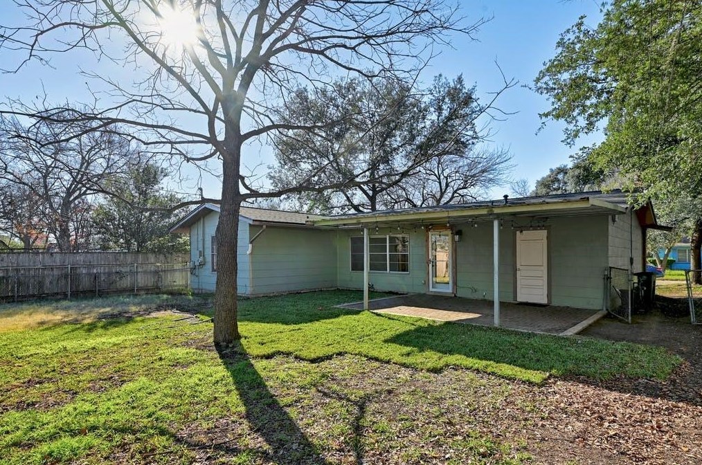 1304 Hillcrest Dr, Austin TX  78723-1847 exterior