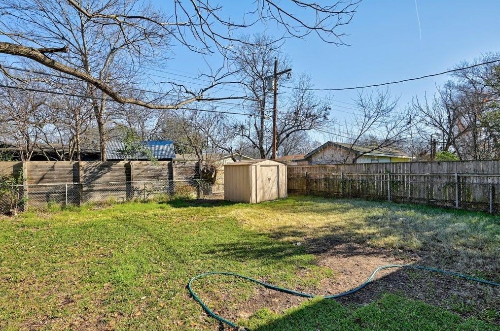 1304 Hillcrest Dr, Austin TX  78723-1847 exterior