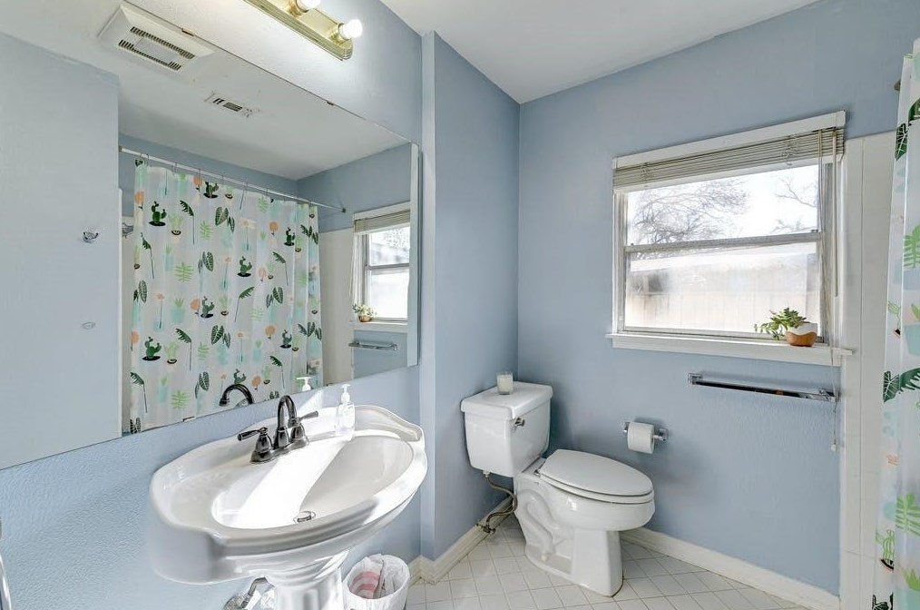 1304 Hillcrest Dr, Austin TX  78723-1847 exterior