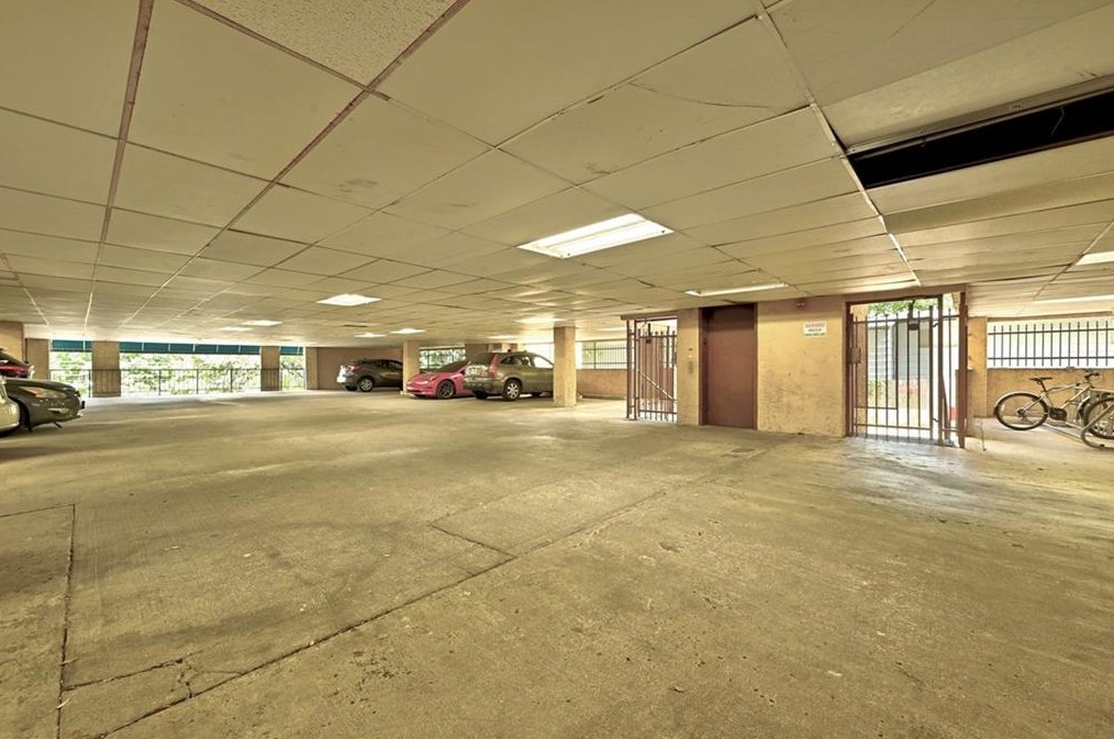 2409 Leon St, Austin TX  78705-4623 exterior