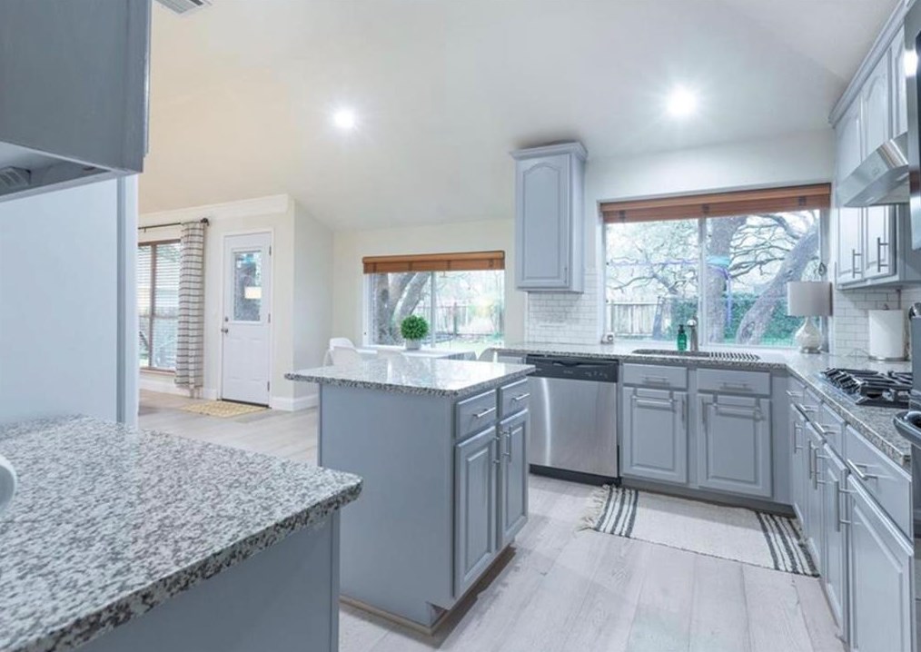 6101 Roxbury Ln, Austin TX  78739-1658 exterior