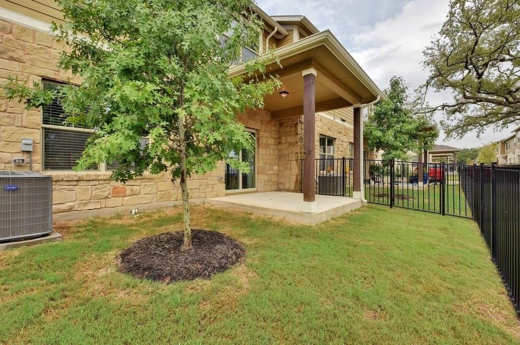 516 Slaughter Ln, Austin TX  78744-1661 exterior