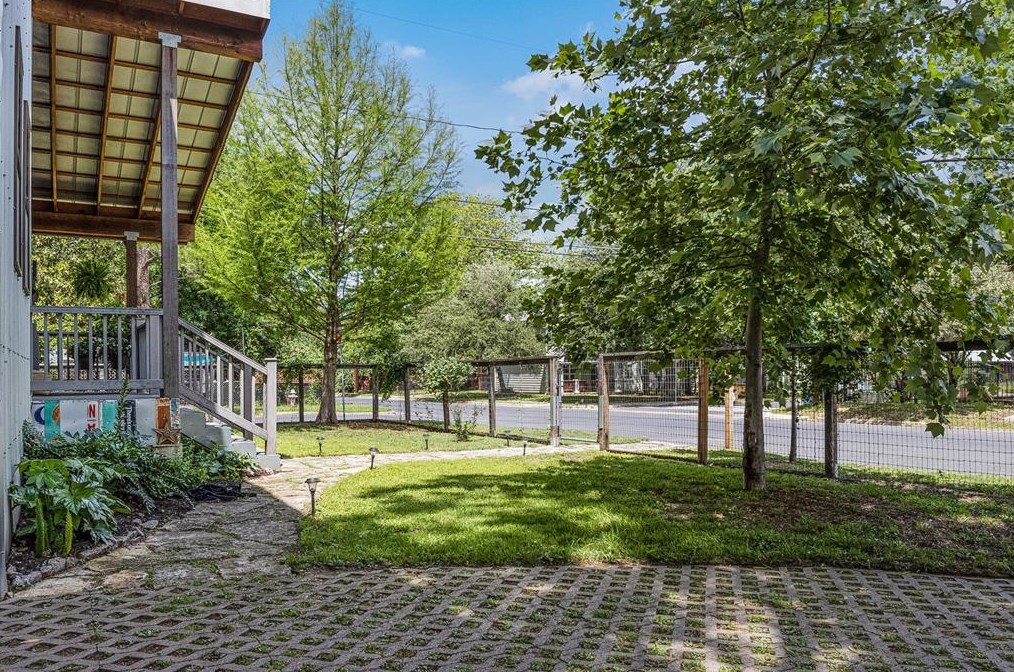 3001 Stokes Dr, Austin TX  78702-3027 exterior