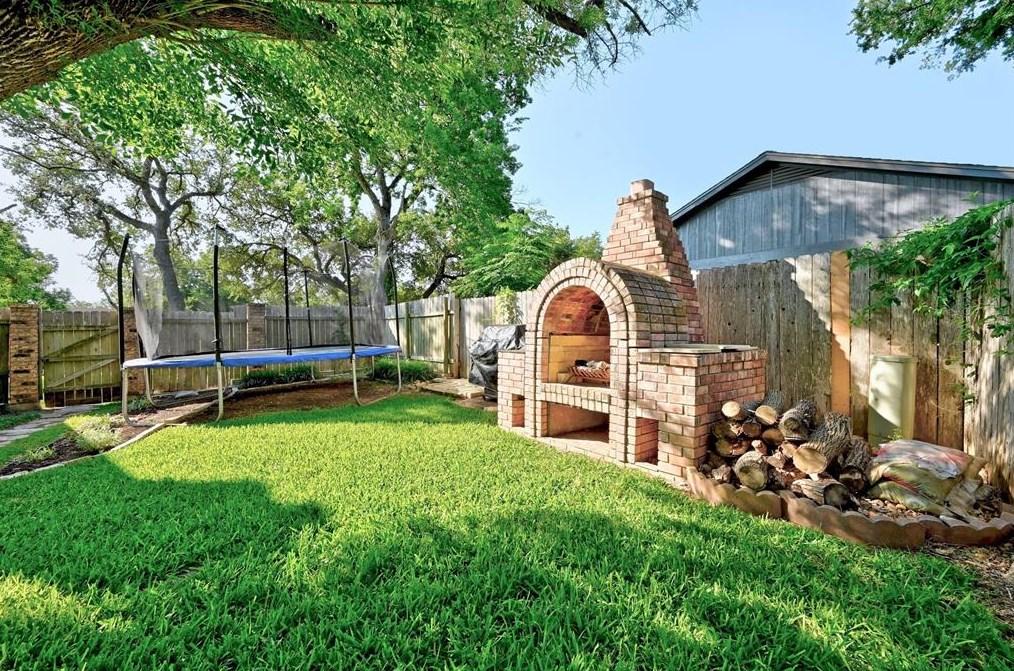 7208 Trce Chain Dr, Austin TX  78749-2141 exterior