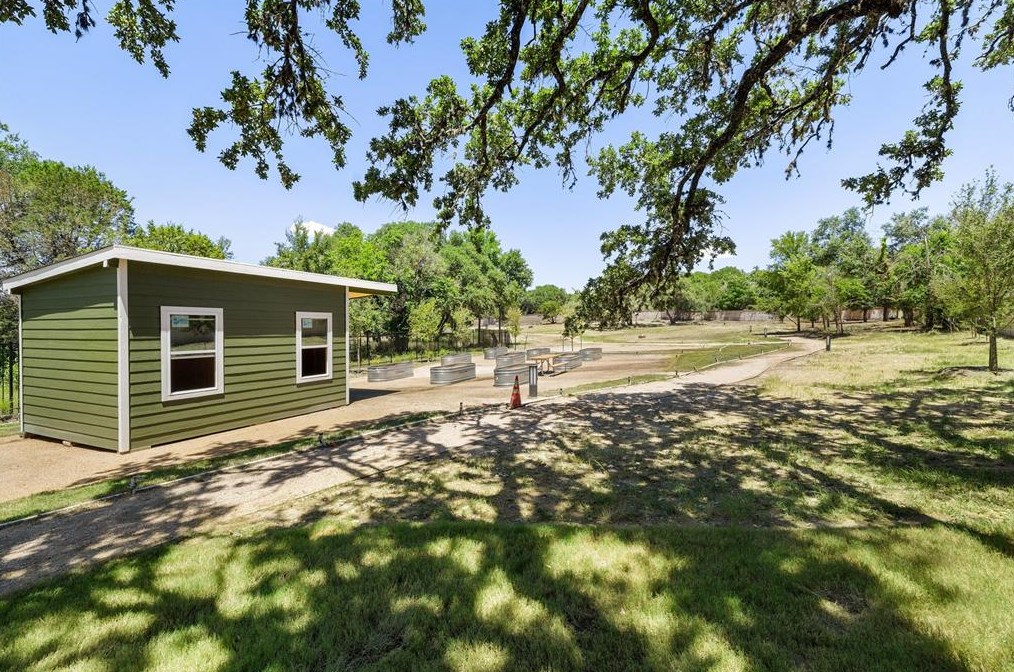 4802 Congress Ave, Austin TX  78745-2305 exterior