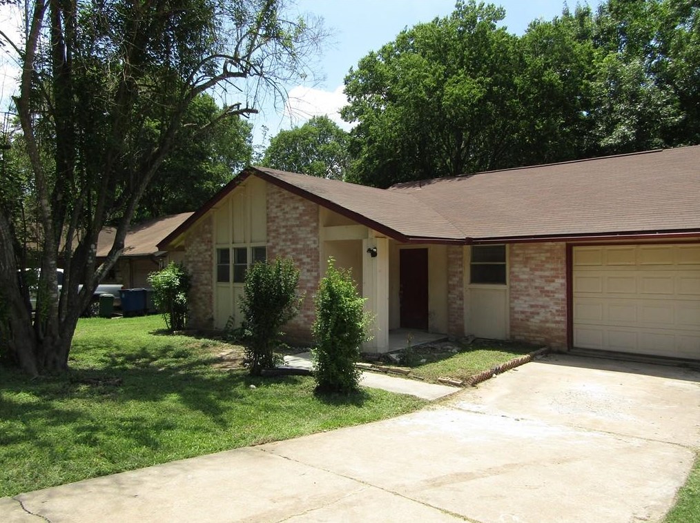 5226 Pine Pl, Austin TX  78744-2821 exterior