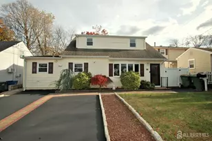 18 Pinetree Dr, Sayreville, NJ 08859 - Photo 3
