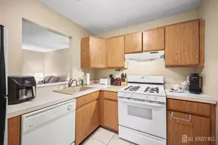 305 Sunshine Ct, Sayreville, NJ 08859 - Photo 7