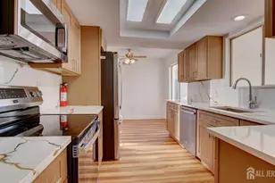 368 Metuchen Dr, Monroe Township, NJ 08831 - Photo 5