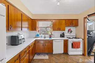 32 Sunset Dr, Port Reading, NJ 07064 - Photo 9