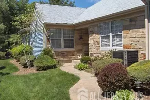 25 Martin Van Buren Dr, Monroe Township, NJ 08831 - Photo 5