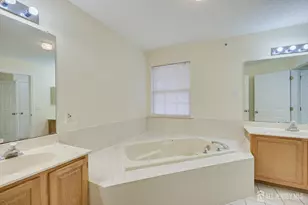 27 Edinburgh Ct, Edison, NJ 08820 - Photo 9