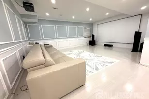 21 Wisteria Ct, Monroe Township, NJ 08831 - Photo 17