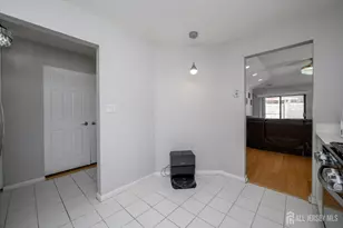 35 Carriage Pl, Edison, NJ 08820 - Photo 5