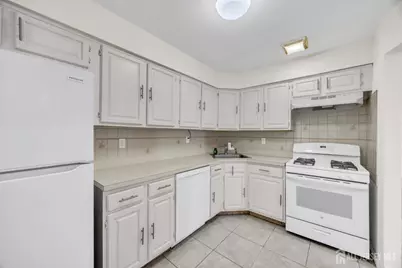 303 Michaels Court, Woodbridge Township, NJ 07095 - Photo 9