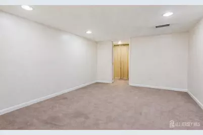 584 Garden Avenue, Woodbridge Township, NJ 07095 - Photo 21