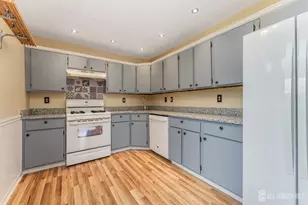 382 Hadleigh Ln, North Brunswick Township, NJ 08902 - Photo 13