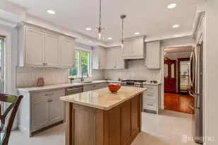 19 Aspen Cir, Edison, NJ 08820 - Photo 9