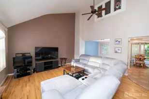 8 Winsor Ct, Sayreville, NJ 08872 - Photo 5