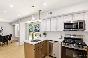 273 Edgeware Ct, Franklin Township, NJ 08873 - Photo 13
