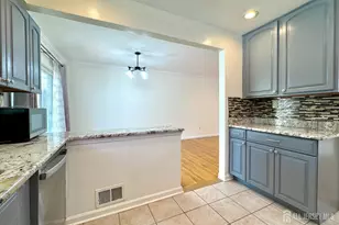 19 Library Pl, Edison, NJ 08820 - Photo 9