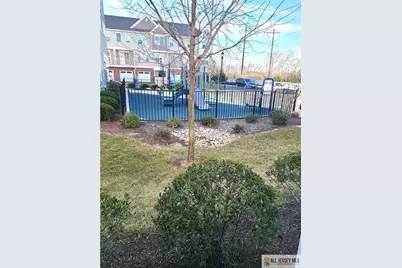 711 Greenland Square #711, Highland Park, NJ 08904 - Photo 5