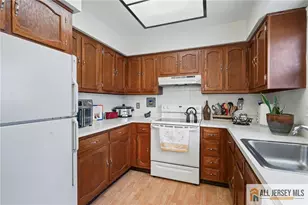 409 Oxford Ln, Monroe Township, NJ 08831 - Photo 5