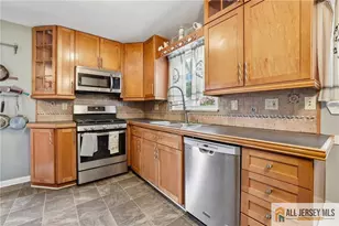 8 Parkway Pl, Sayreville, NJ 08859 - Photo 5