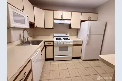 902 Woodhaven Drive, Edison, NJ 08817 - Photo 5