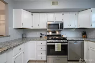 7 King Charles Ct, Englishtown, NJ 07726 - Photo 5