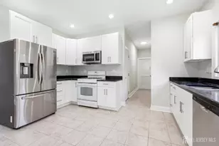 33 Melbloum Ln, Edison, NJ 08837 - Photo 9
