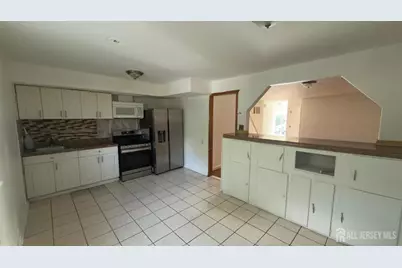 690 W Side Avenue W, Perth Amboy, NJ 08861 - Photo 5