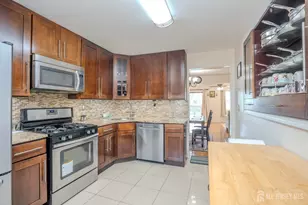 6005 N Oaks Blvd, North Brunswick Township, NJ 08902 - Photo 5