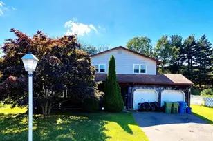 21 Oakwood Dr, Sayreville, NJ 08859 - Photo 1