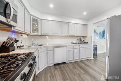 305 Michaels Court, Woodbridge Township, NJ 07095 - Photo 13