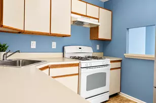 323 Wimbeldon Ct, North Brunswick Township, NJ 08902 - Photo 9