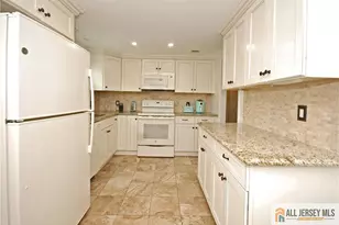 264 Middlebury Ln, Monroe Township, NJ 08831 - Photo 9