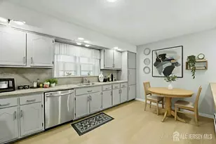 21 Lincoln Pkwy, Bayonne, NJ 07002 - Photo 9