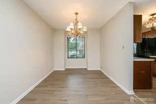 7 Carriage Pl, Edison, NJ 08820 - Photo 5