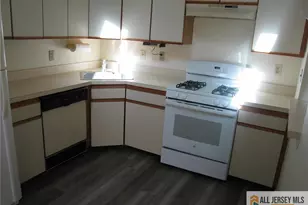 152 Darwin Ln, North Brunswick Township, NJ 08902 - Photo 3