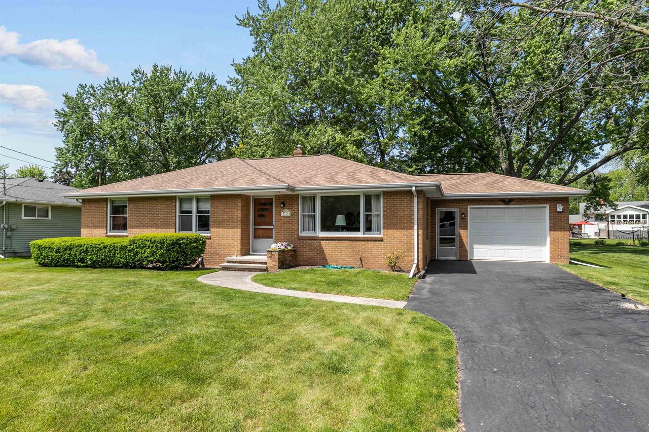 1128 Pomer Way, Menasha, WI 54952 - MLS 50275626 - Coldwell Banker