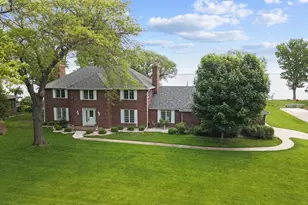 1370 Rahr Ave, Oshkosh, WI 54901 - Photo 1