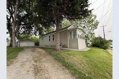 828 W 10th Avenue, Oshkosh, WI 54902 - Photo 1